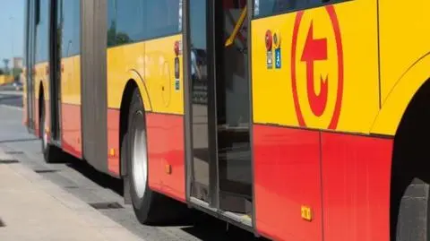 Zemdlała w autobusie, kierowca podjechał przed szpital, do środka zanieśli ją strażacy