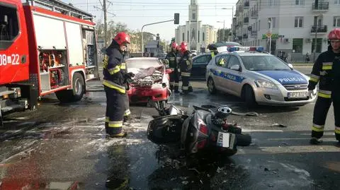 Czołowe zderzenie na Grochowskiej. Motocyklista wbił się w hondę