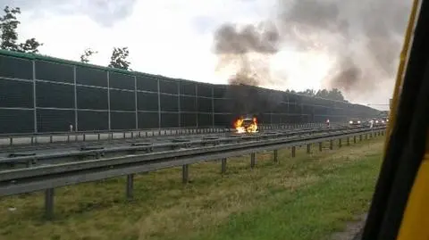 Pożar samochodu przed wjazdem do Warszawy