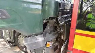 Tir najechał na autobus