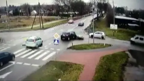 Wjechał na skrzyżowanie, wprost pod inne auto. Policja publikuje nagranie "ku przestrodze"