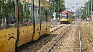 Samochód osobowy wjechał pod tramwaj