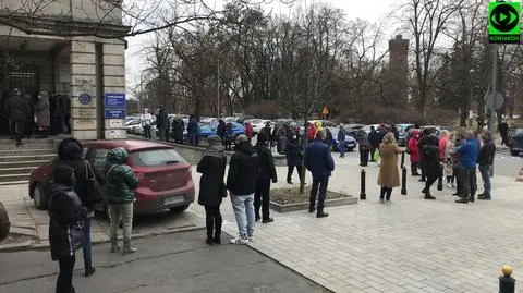 Ogromne kolejki przed punktami szczepień. "Po raz kolejny była przekładana dostawa"