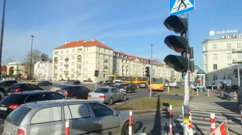 W Śródmieściu i na Ochocie skrzyżowania bez sygnalizacji. "Chaos"