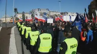 Uczestnicy marszu idą na pl