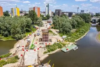 Budowa kładki nad Wisłą (czerwiec 2022)