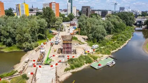 Widać już trzy podpory i pirs. Trwa budowa mostu pieszo-rowerowego przez Wisłę