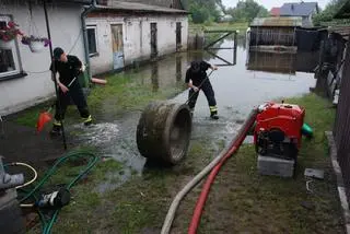 Strażacy wypompowują wodę z zalanych ulic i posesji