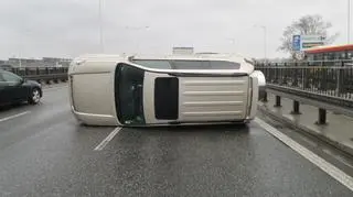 Auto na boku na moście Grota