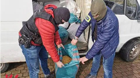 600 kilogramów nielegalnego tytoniu w aucie. Służby: państwo mogło stracić 700 tysięcy złotych
