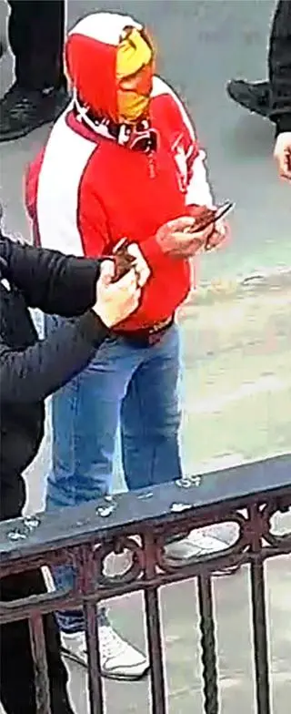 Policja publikuje zdjęcia osób, które mogą mieć związek z podpaleniem mieszkania