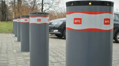 Słupki "antyterrorystyczne" na bulwarach. Przy Sanguszki już działają, obok mostu wciąż opóźnione