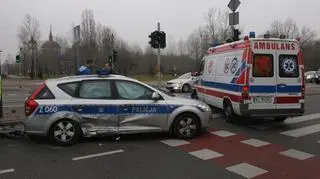 Radiowóz zderzył się z renault. Trzy osoby w szpitalu