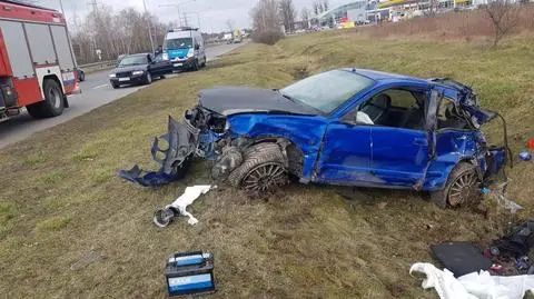 Auto w rowie przy Przyczółkowej