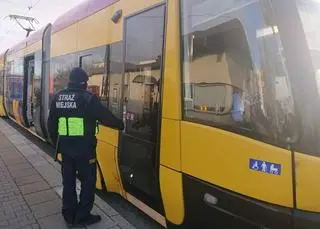 Strażnicy miejscy pomogli zagubionemu 15-latkowi z niepełnosprawnością 