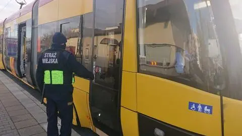 Strażnicy miejscy pomogli zagubionemu 15-latkowi z niepełnosprawnością 