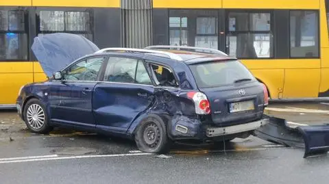 Samochód zderzył się z tramwajem. Były utrudnienia na Okopowej