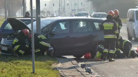 Rozbita szyba w autobusie i citroen na latarni