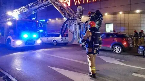 Ogień na dachu Galerii Wileńskiej. 10 zastępów strażackich w akcji 