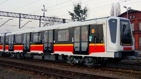 Nowe pociągi metra jadą do Warszawy