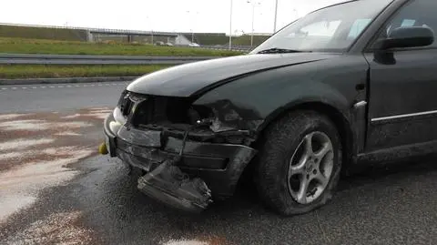 Kolizja na zjeździe z Jerozolimskich. Policja: kierowca oddalił się