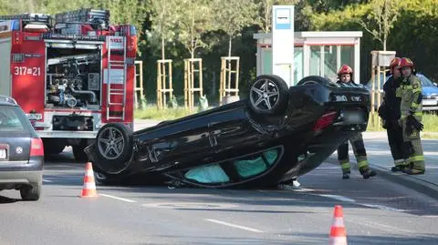 Zderzyły się trzy samochody, jeden dachował