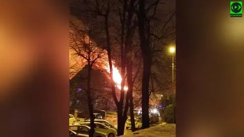 Ewakuacja w środku nocy. Ogień pojawił się na poddaszu