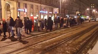 Pasażerowie czekający na tramwaj