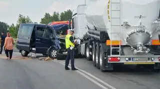 Zderzenie samochodu ciężarowego z busem