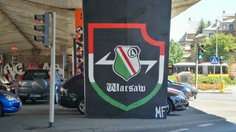 "Wilczy hak" obok herbu Legii. Klub odcina się od nazistowskiego graffiti