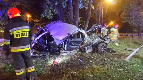 Samochód zawinął się wokół drzewa. "Rozpadł się na dwie części"