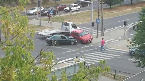 Wypadek na Bielanach. Jedna osoba w szpitalu