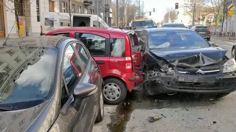 Policja: kierowca uszkodził cztery auta i oddalił się