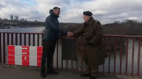 Urzędnicy myśleli, że ktoś ją ukradł. Tablica z mostu wróciła na miejsce