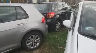 Zniszczone auta na parkingu