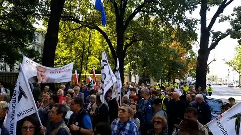 KOD manifestował przed Trybunałem. "Wolność, równość, demokracja"