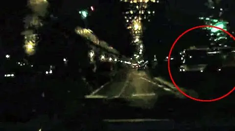 O krok od zderzenia. Autobus wjeżdża na czerwonym wprost przed samochód