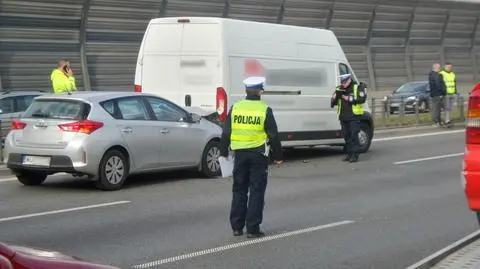 Trasa S8 przy Maczka: zderzenie po zderzeniu i korki