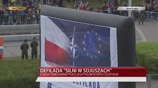 Żółnierze i funkcjonariusze niosą flagi Polski, UE i NATO 