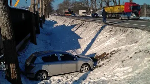 Opel w rowie, matka z dzieckiem w szpitalu