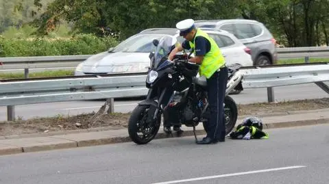 Wypadek na Wisłostradzie. "Motocyklista wjechał w barierki"