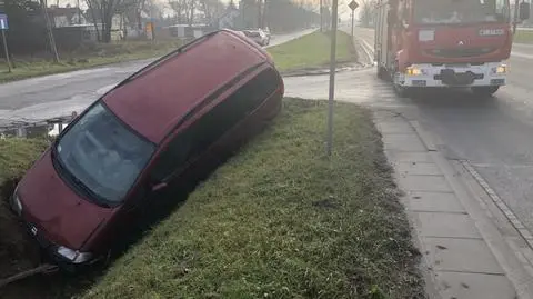 "Kierowca nie zachował należytej ostrożności i wjechał do rowu"