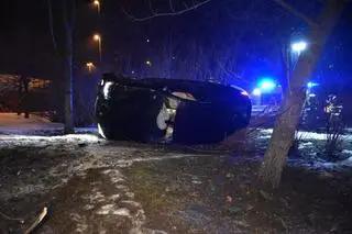 Samochód spadł z jedni na parking