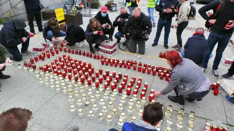 "Strajk przedsiębiorców" na placu Defilad. Ułożyli flagę Polski ze zniczy