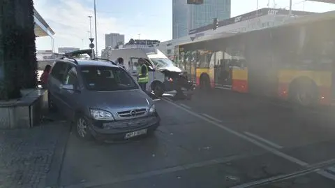 Dwa auta zderzyły się na rondzie Czterdziestolatka