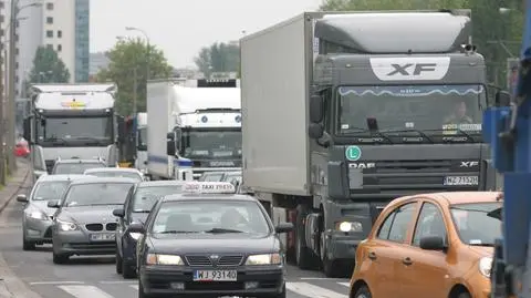 Okopowa w korku przez zepsutą śmieciarkę. Poranne utrudnienia