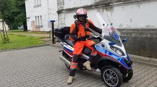 Marcin Borkowski jeździ po stolicy motoambulansem 