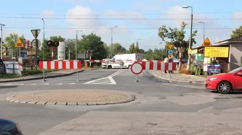 Przejazd w Wawrze zamknięty, kierowcy na objeździe