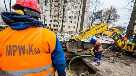 Mroźna noc przyniosła awarie wodociągowe i ciepłownicze. Problemy w kilku dzielnicach Warszawy
