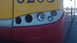 Plandeka uszkodziła autobus / fot. Tomek Zieliński, tvnwarszawa.pl